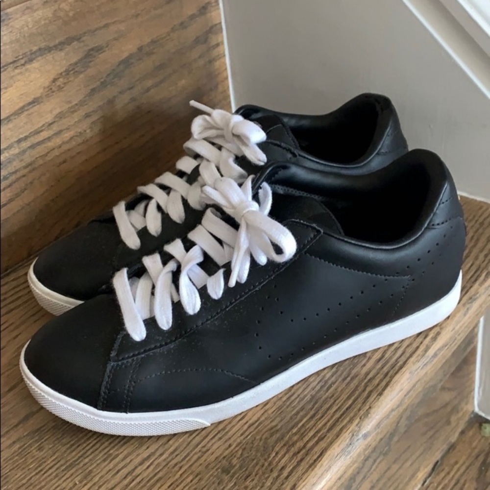 EUC Nike leather sneakers
